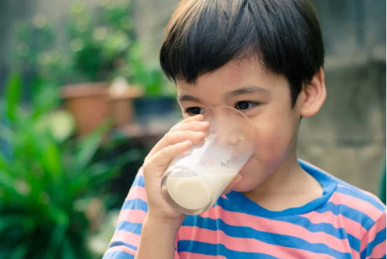 喝牛奶会让你的身体产生更多的粘液吗？