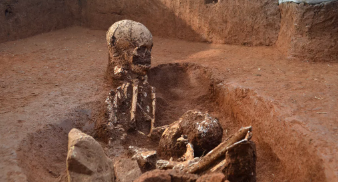 澳大利亚考古学家挖掘古代墓地