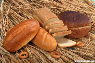 面包小麦的卫星导航揭示了隐藏的基因
