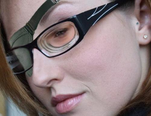 为预防视网膜脱离 高度近视眼患者每年应做一次散瞳检查眼底