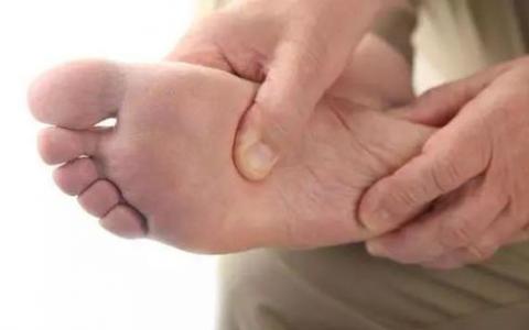 患有足底筋膜炎脚跟疼痛不适 久坐或晨起时疼痛更加剧烈