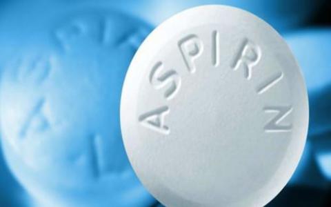 经常服用阿司匹林的老年人的死亡率略高于未服用阿司匹林的老年人