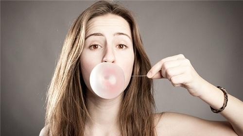 经常嚼口香糖不利健康 其含有的食品添加剂会提高人的炎症风险