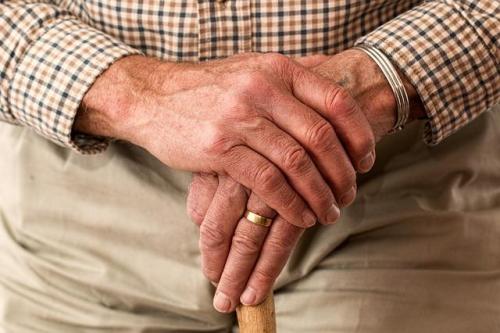 大家都知道帕金森病多发于老年人 是一种退行性疾病