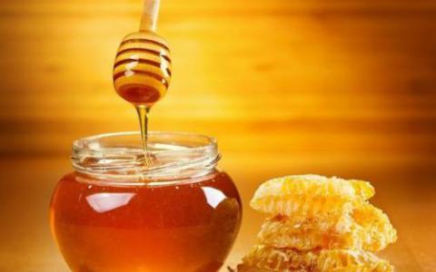 蜂蜜和某些物质是不能搭配一起食用的 这可就需要注意了