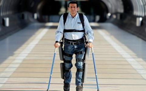 脊柱植入物和物理疗法帮助瘫痪的人站立和行走