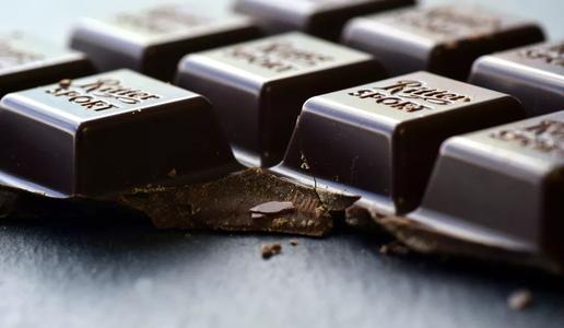 吃黑巧克力的人不太可能感到沮丧