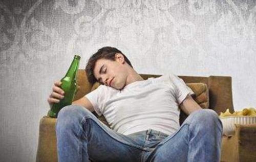 喝酒后睡觉所表现出来的出汗现象 原因有很多问题