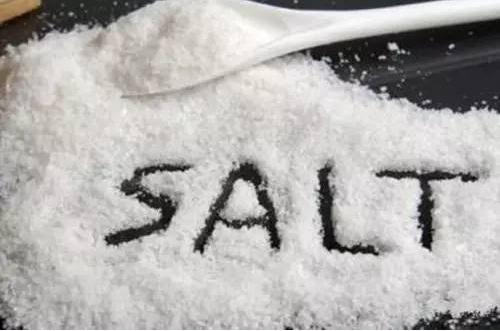 盐是我们炒菜的基本原料 盐对人的健康很重要