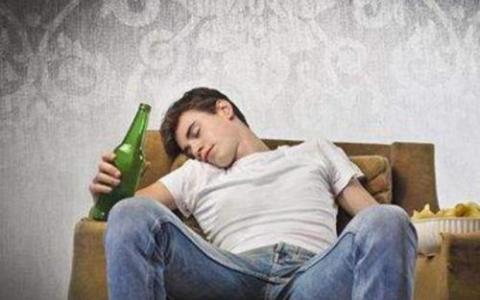 喝酒后睡觉所表现出来的出汗现象 原因有很多问题