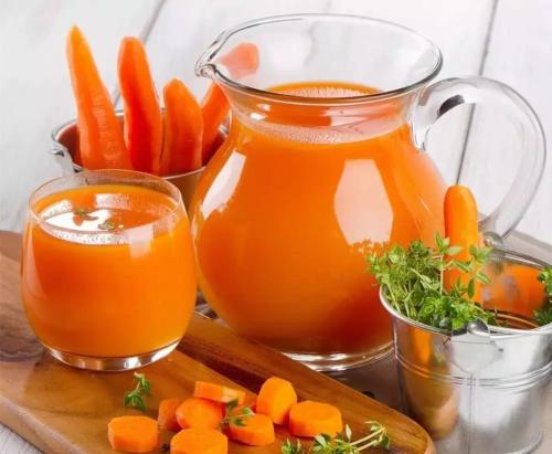 胡萝卜汁其实就是用胡萝卜为主要食料 然后将其压榨而成的蔬菜汁