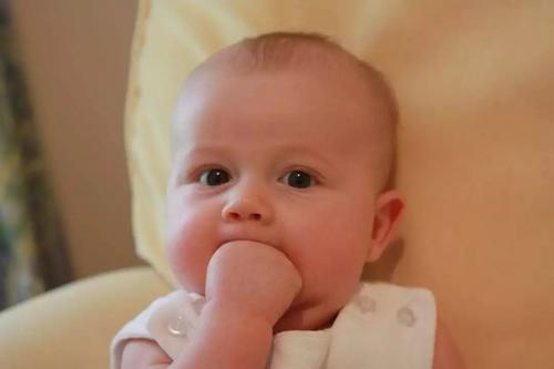 吮吸宝宝的奶嘴清洁它可以防止过敏