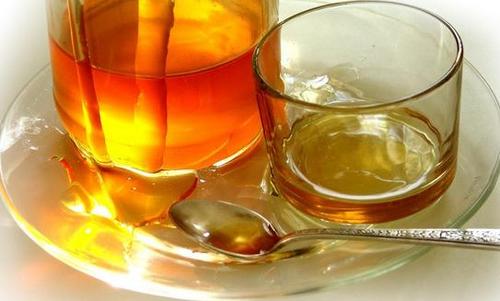 每天早上起来喝上一杯蜂蜜水 对于身体健康是非常有帮助的