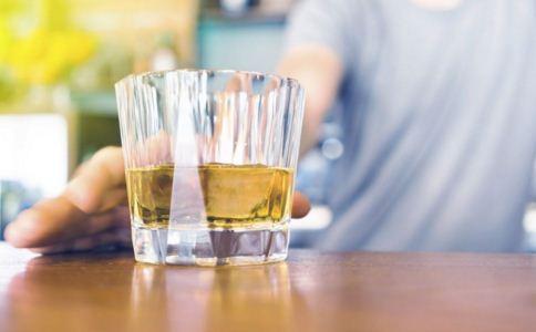 长期喝酒对于身体健康是非常不利的 尤其对肝脏的伤害非常大