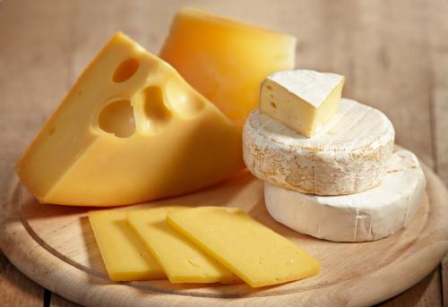 如果奶酪上有霉菌 我们应该扔掉它吗