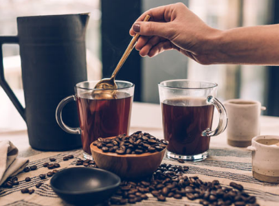 根据新的研究 喝太多咖啡或其他含咖啡因的饮料可能引发偏头痛