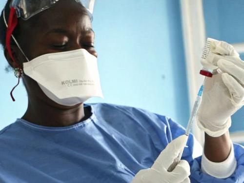 两剂埃博拉疫苗方案在早期临床试验中显示出希望