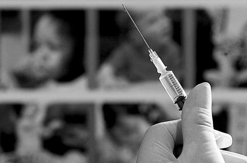 塞拉利昂为埃博拉死亡后隔离的人接种疫苗