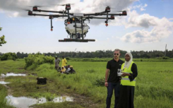 桑给巴尔测试无人驾驶飞机喷洒稻田抗击疟疾