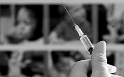 塞拉利昂为埃博拉死亡后隔离的人接种疫苗