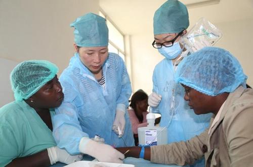 埃博拉医疗队制定治疗受感染儿童的指南
