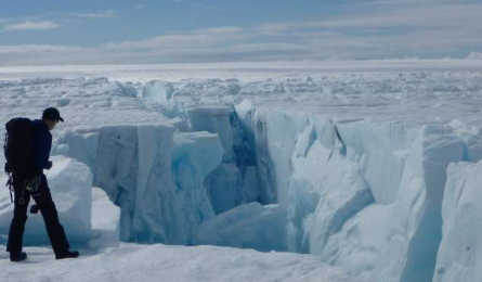 无人机图像显示格陵兰岛冰盖破裂时变得更加不稳定