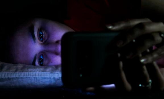 新研究挑战了晚上的蓝光破坏睡眠的观点