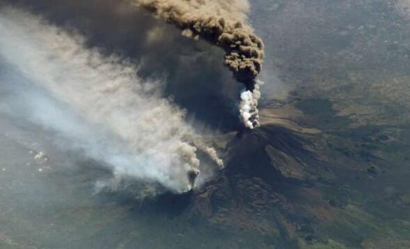 随着地球自转 地球表面的拉力可能会触发火山的地震和喷发