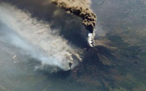 随着地球自转 地球表面的拉力可能会触发火山的地震和喷发