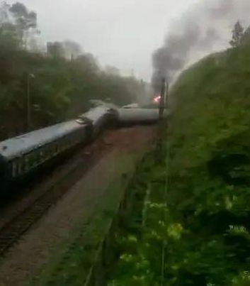 火车侧翻起火  目前尚未发现人员遇难