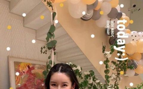 张子萱小女儿百日宴 抱着小女儿对镜灿笑超幸福