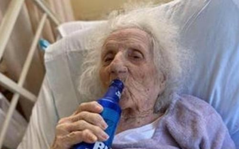 百岁老人战胜新冠喝冰啤酒庆祝 网友：这身体素质真好啊