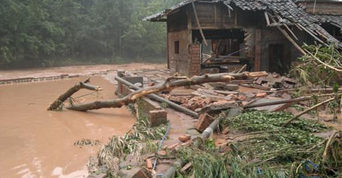 广西融水一栋民房被洪水冲垮 经核实无人员伤亡