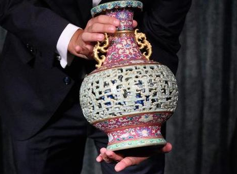 欧洲老妇闲置中国花瓶拍得6300万  花瓶做工十分精巧
