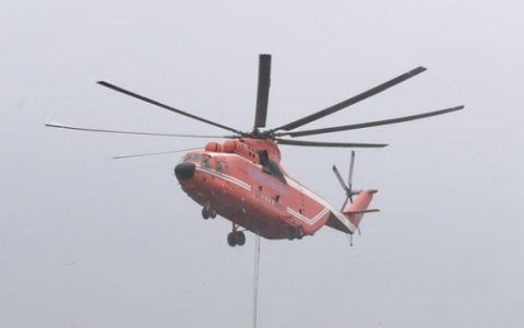 湖北启用大型直升机封堵溃口  空投网兜石块