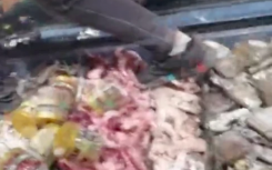 超市回应工作人员脚踩冷冻鱼虾  目前已对涉事员工进行了严肃处理