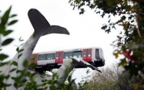 荷兰轻轨冲出轨道被鲸鱼雕像接住  目前相关部门正在处理事故现场