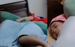 丈夫见有男子与老婆同床共枕 暴怒上前一看顿时笑的合不拢嘴