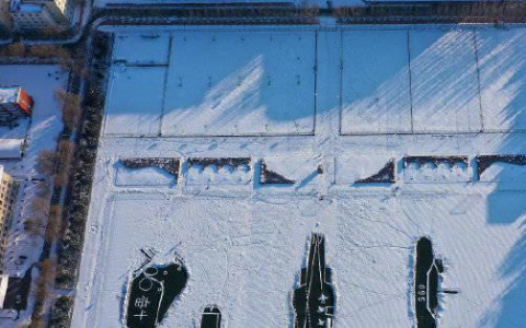 哈尔滨700余高校师生用积雪造4艘“雪舰”   随后现场画面曝光十分壮观