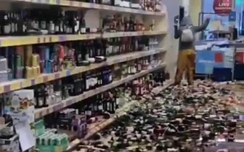 女子超市发疯连摔数百瓶酒无人敢拦 超市内的人都被这一幕惊呆了