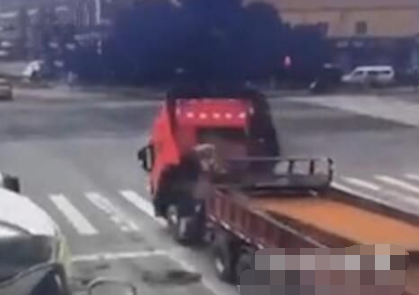 浙江杭州一辆大货车在十字路口遇红灯紧急停车 下一秒发生了令人心惊胆战的一幕