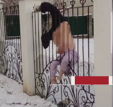 俄罗斯一女子大雪天翻墙回家被卡一整晚 次日路人目睹恐怖一幕