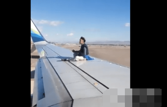 男子爬到正准备起飞的飞机上跳舞 随后发生的一幕让人难以置信