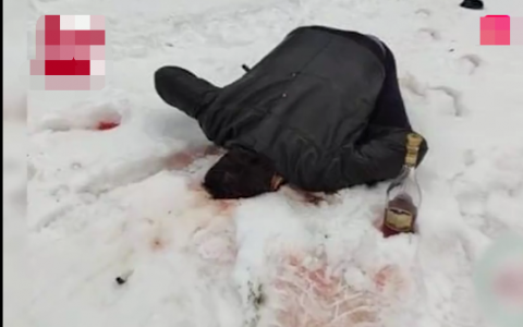 俄罗斯一男子全身倒扣死在雪地脸部被埋 遗体下物品让人毛骨悚然