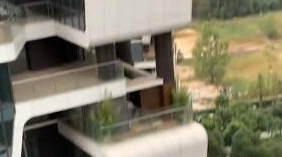 澳大利亚一业主发现对面11楼阳台外挂着个短裙女子 镜头拉近一看差点骂人