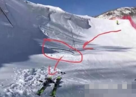 近日河北一滑雪场游客倒扣在雪地身亡 现场画面触目惊心