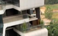 澳大利亚一业主发现对面11楼阳台外挂着个短裙女子 镜头拉近一看差点骂人