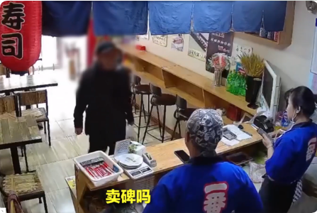 辽宁一大爷以为寿司店是寿衣店买墓碑 随后一句反问将店员搞懵圈了【图