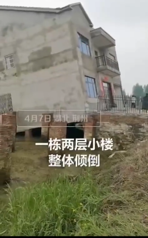 湖北一对夫妻花57万自建两层新楼刚入住就倾倒 屋后可怕景象曝光【图】